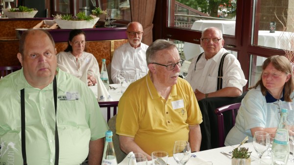 Wenn Karl-Heinz Richartz (gelbes Hemd) redet (kommt selten vor), hören alle zu: Ralf Blaschke, Anita Kriebel, Ulrich Klink, der Redner, Siegfried Kaplja und Anita Schindowski 